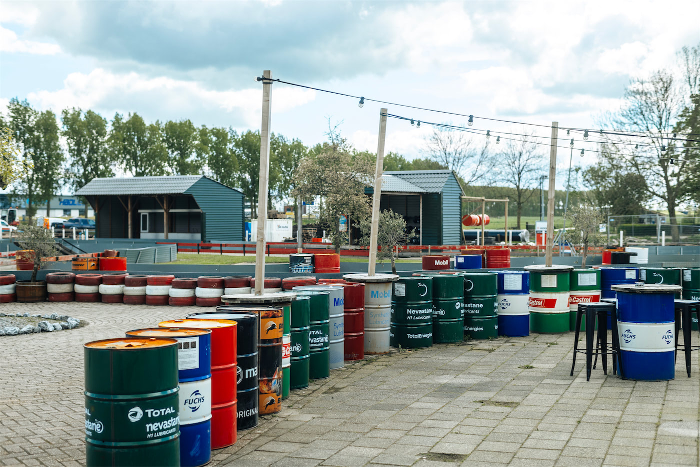 Groep geniet van een dag bij Drift & Drive