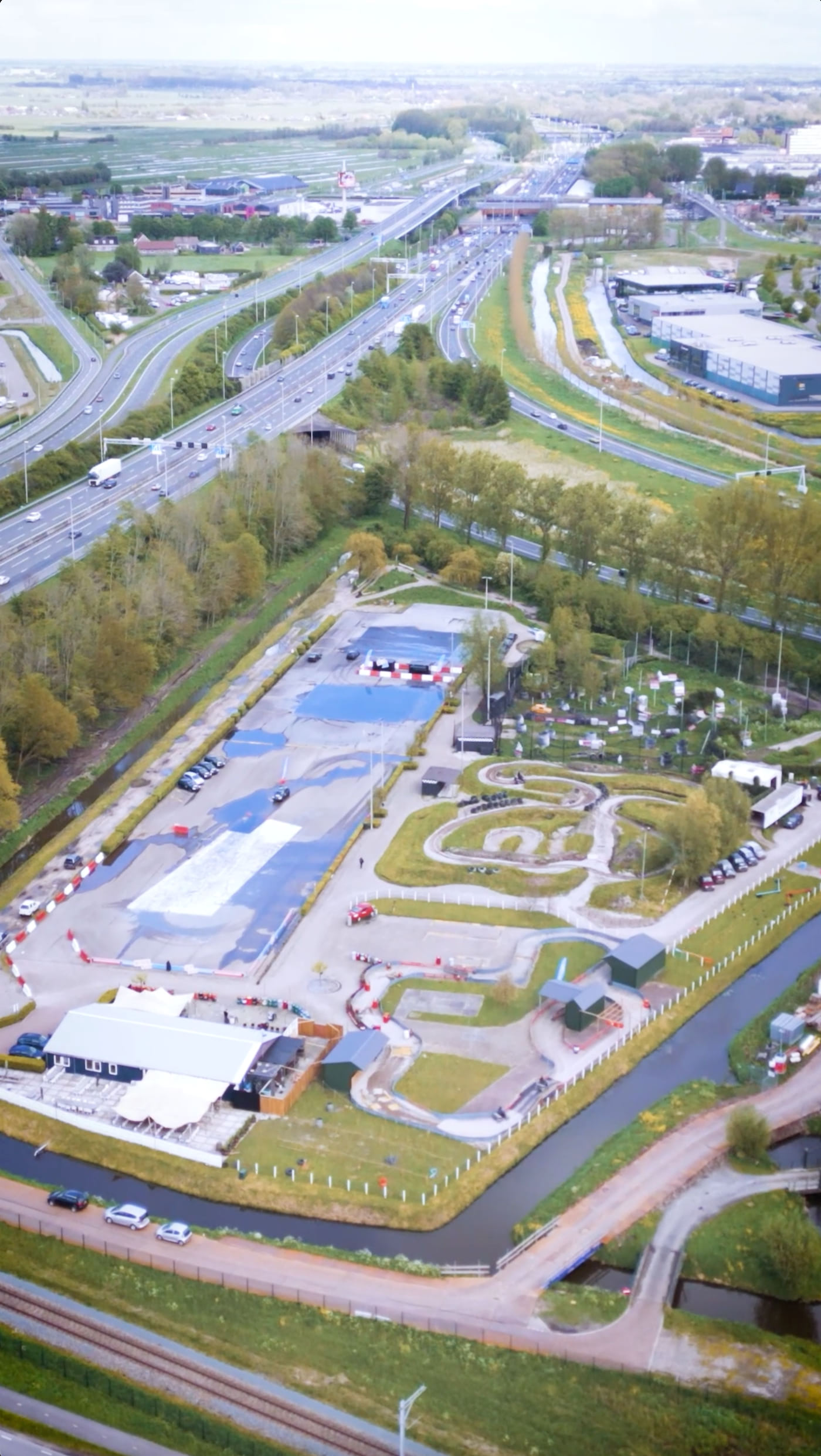 Groep geniet van een dag bij Drift & Drive
