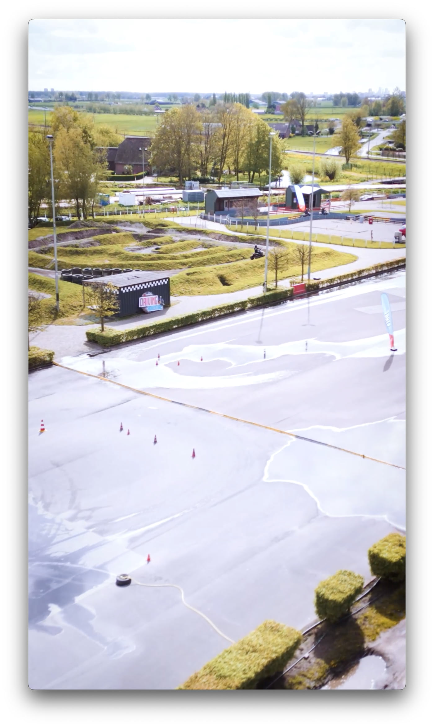 Groep geniet van een dag bij Drift & Drive